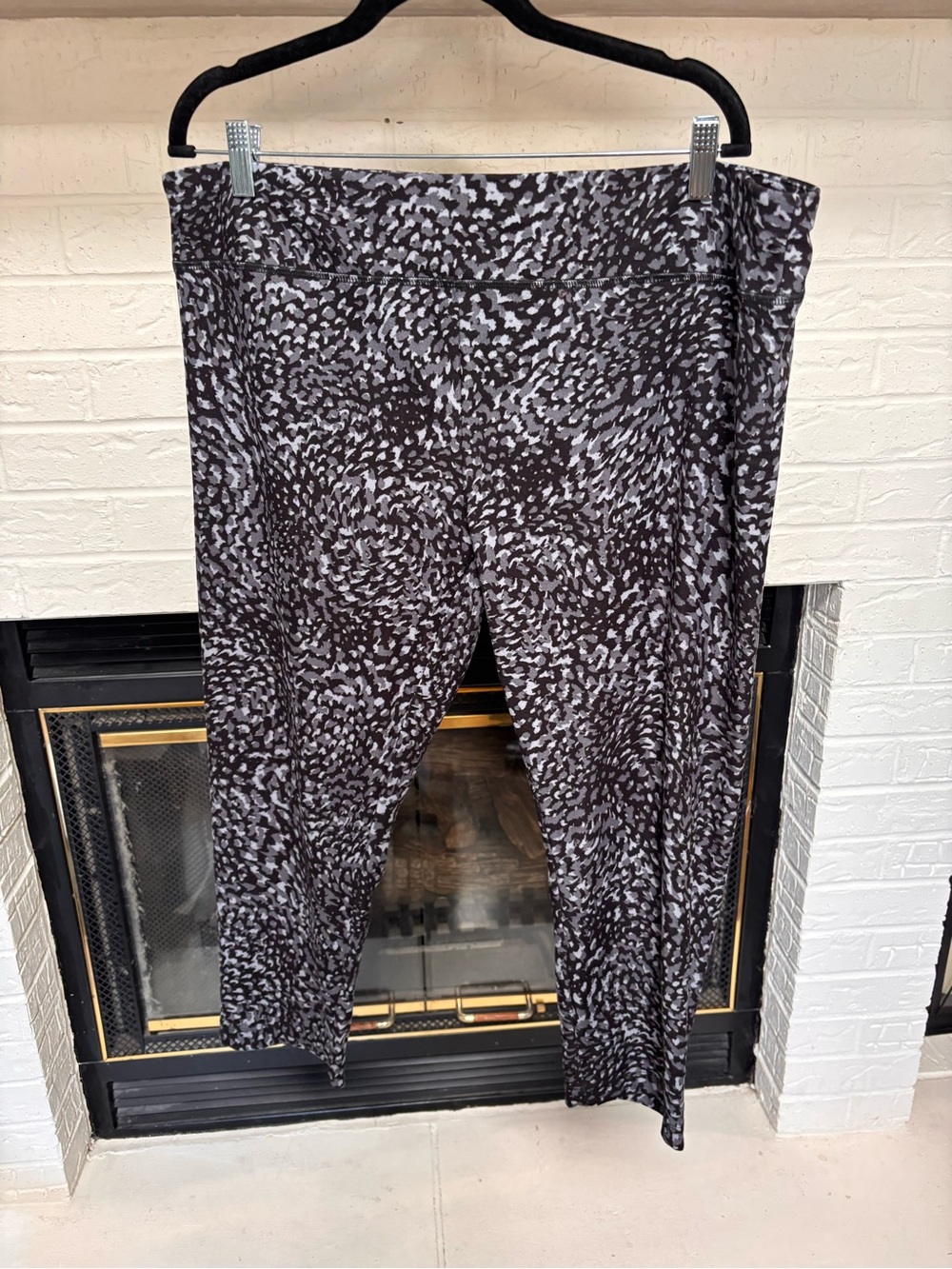 Time and Tru Black and White Speckled Print Leggings